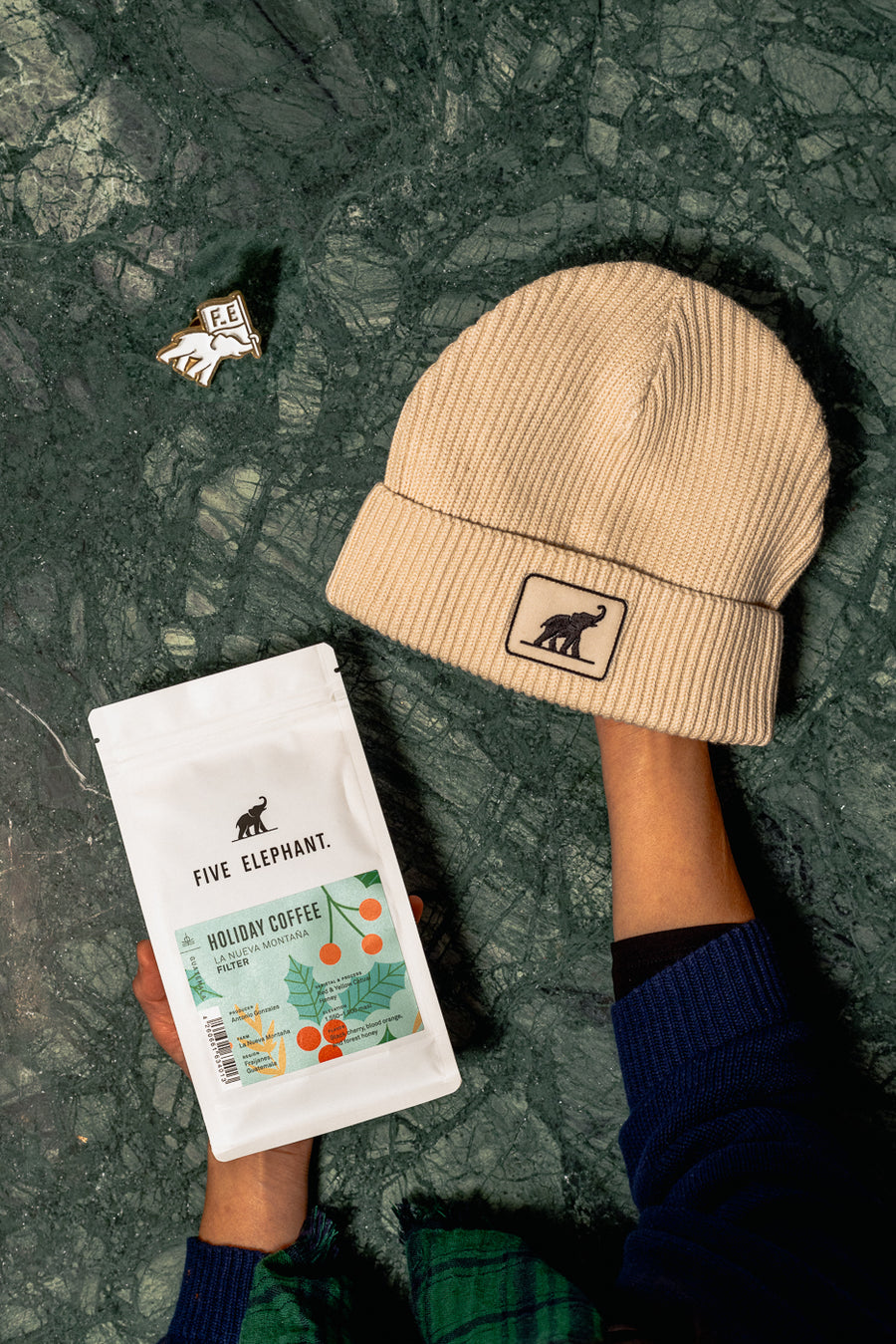 Beanie + Pin + La Nueva Montaña Bundle